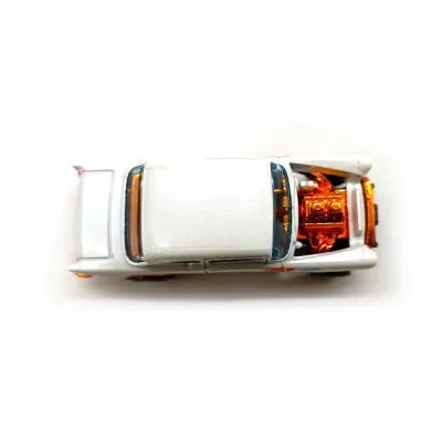 Машинка Hot Wheels XI634 бело-золотая (б/у)